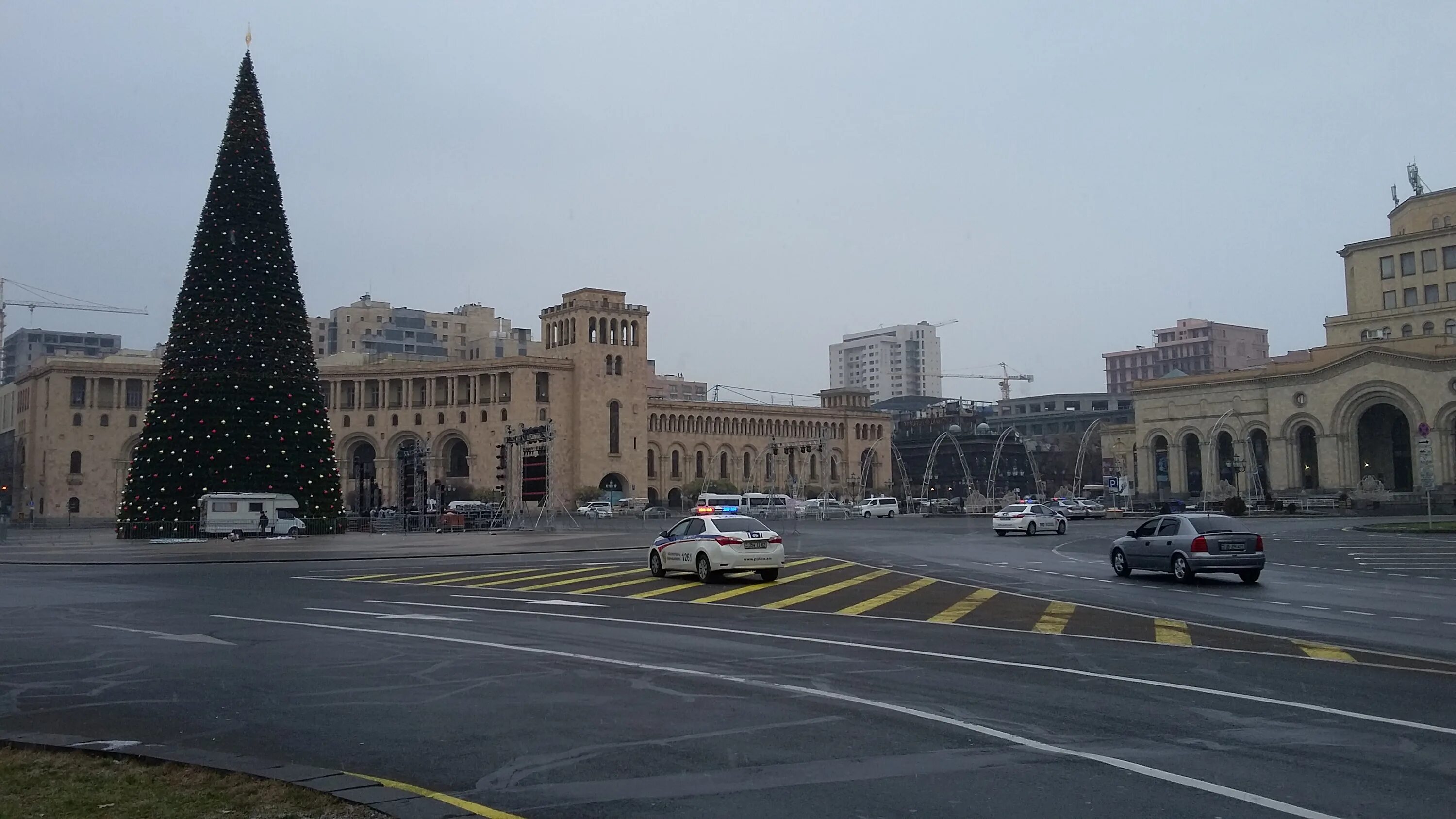 Ереван дата. Ереван. Ереван площадь Республики фото. Площадь Республики Ереван новый год. Каскад Ереван.