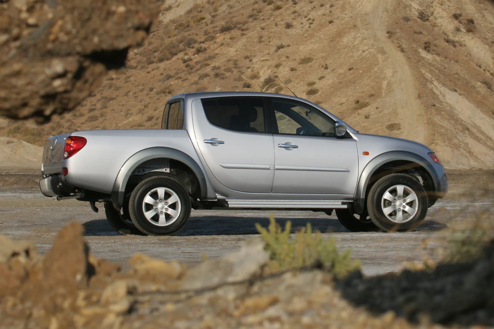 Mitsubishi l200. Мицубиси л200. Мицубиси Паджеро л200. Mitsubishi l200 сбоку.