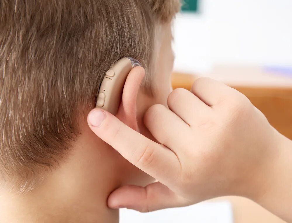 Слабослышащие 2.2. Слуховой аппарат для детей. Глухие и слабослышащие дети. Сурдопедагог. Мальчик со слуховым аппаратом.