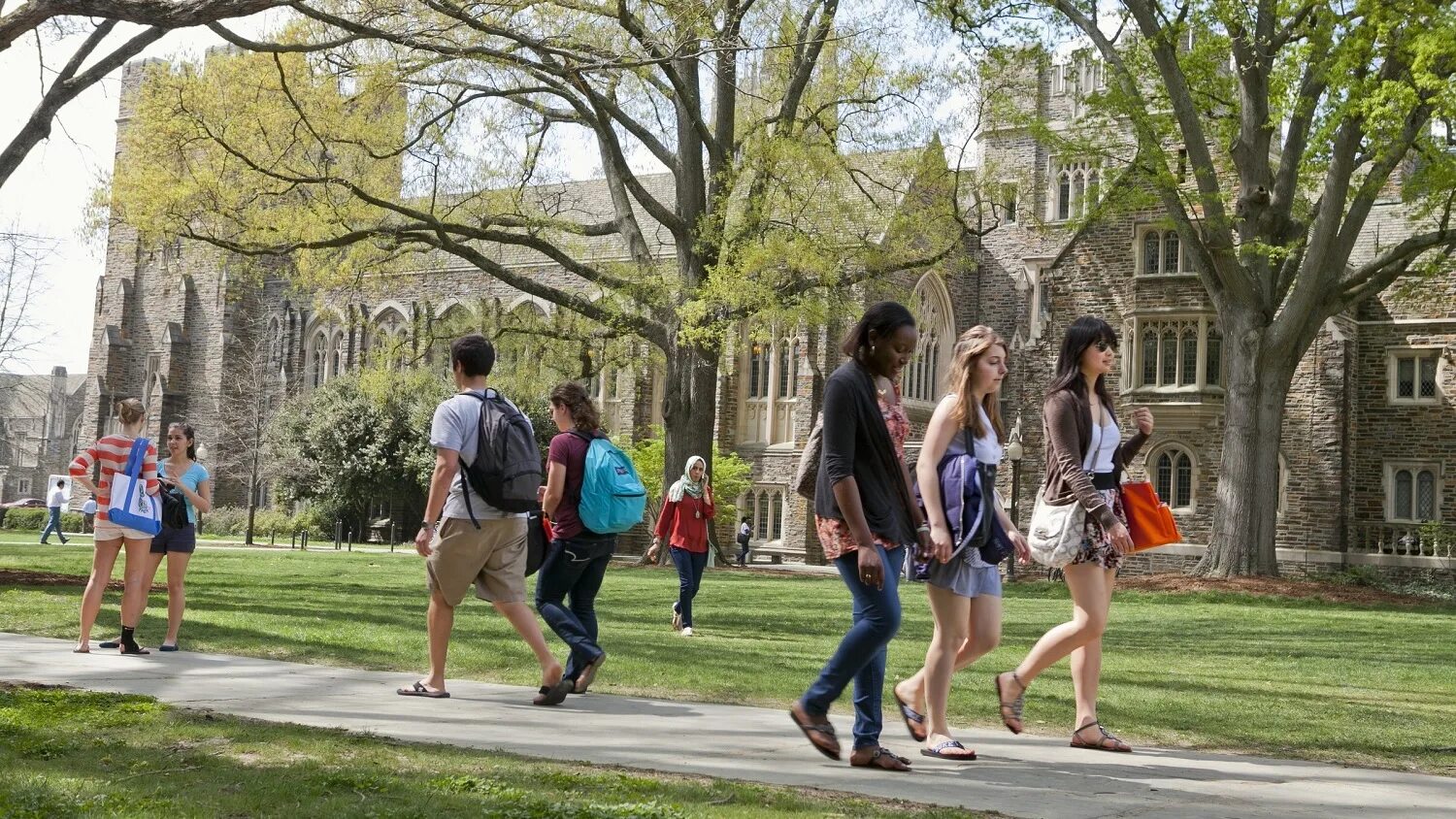 Университет кембридж проживание. Каникулы у студентов 2020. Счастливые студенты. Американские студенты. I am the university now.