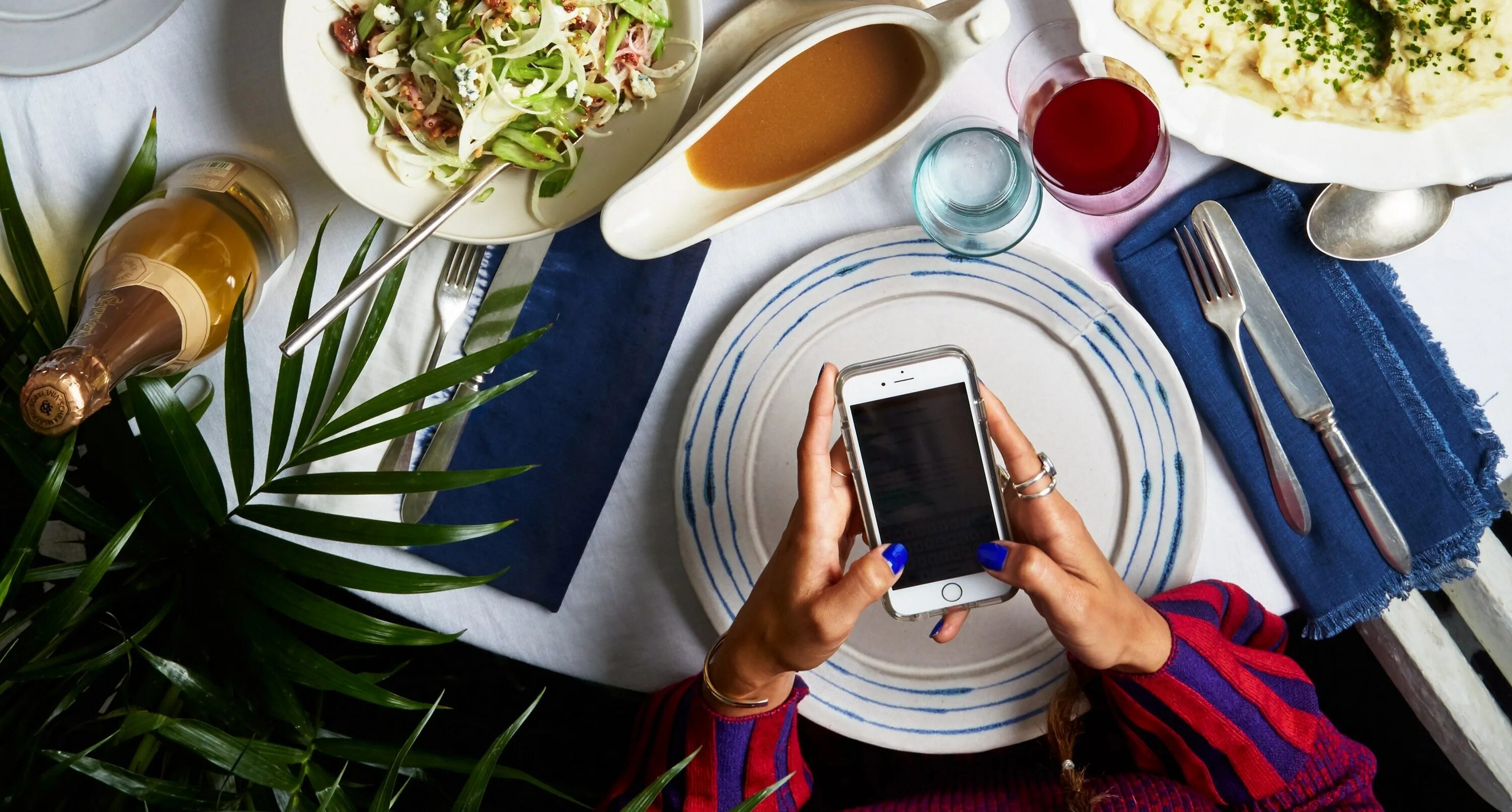 The phone is the table. Телефон в ресторане. в ресторане фото с телефона. smartphone etiquette. mobile phone etiquette.