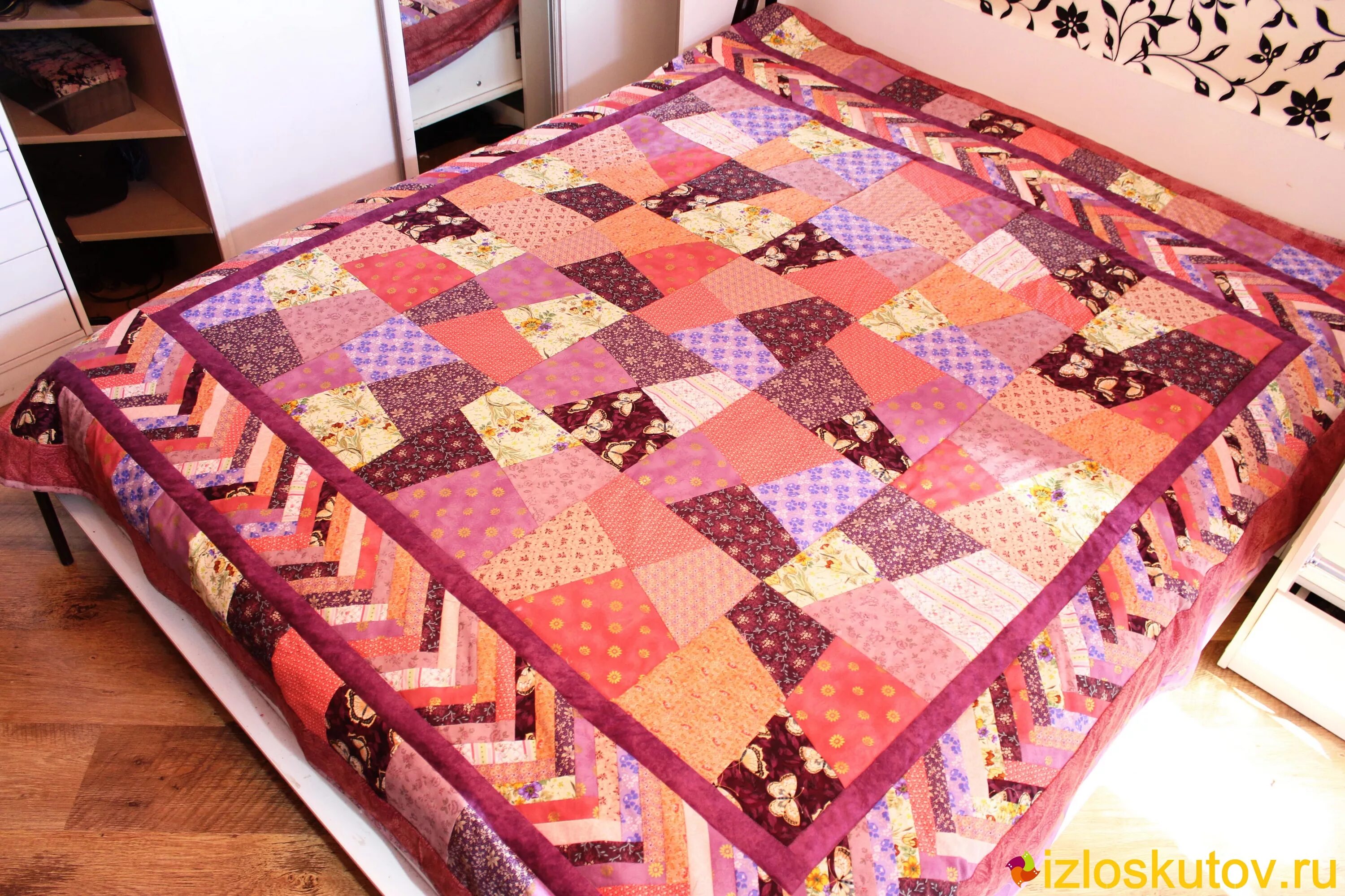 покрывало сшить из ткани. покрывало сшить из ткани. пошив покрывала на кровать. покрывало из кусков ткани. покрывало на кровать со складками.