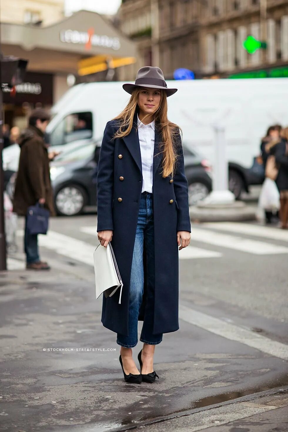 Пальто макси стритстайл. Тренч синий Street Style. Тренч и шляпа. Синее пальто. Без шляпы и пальто