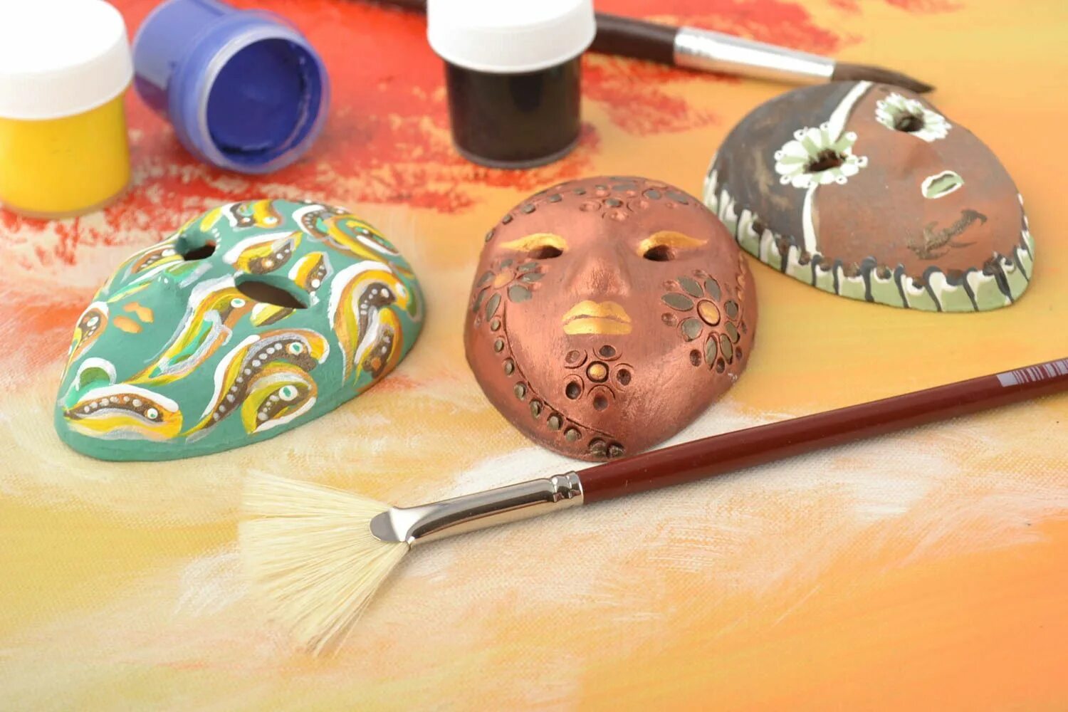 Маска из глины декоративная. Глиняные маски на стену. Маска из глины на стену. Карнавальная маска из глины.