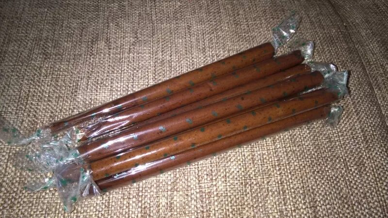 Сера жевательная лиственничная. Жевательная смола сибирской лиственницы сера. Смола лиственницы. Смола живица лиственницы. Сера жевательная лиственничная.