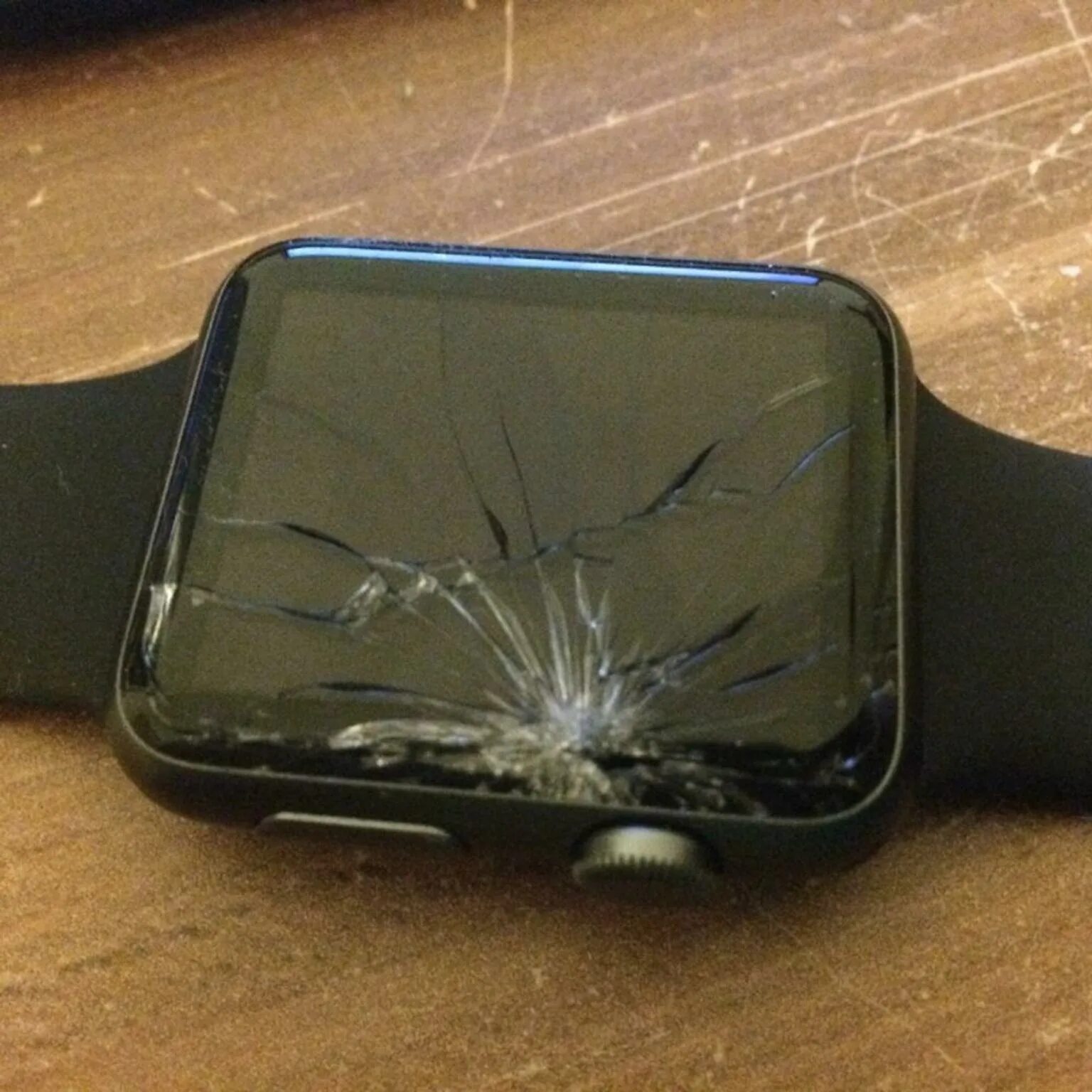 Сломанные наручные часы. Разбитые наручные часы. Разбил эппл вотч 5. Зачем белый разбил часы. Царапина на экране эппл вотч.