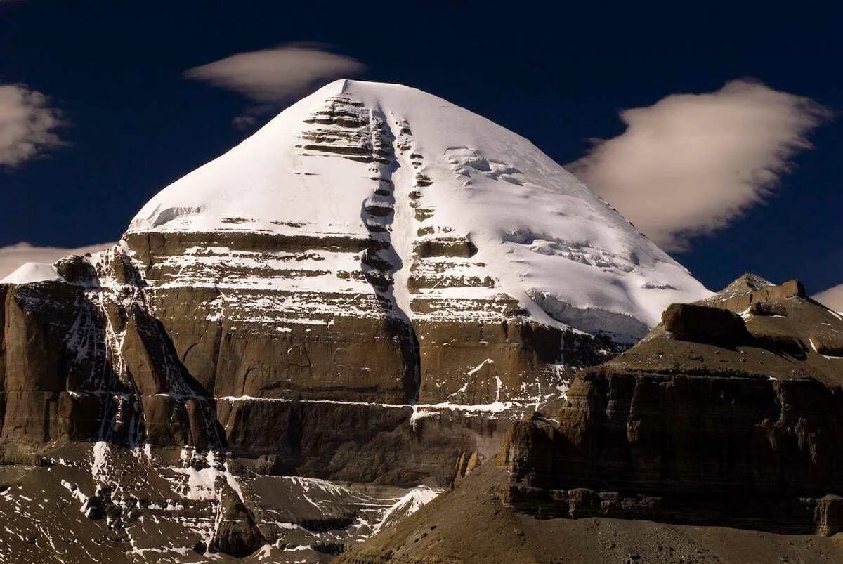 Саркофаг нанду Кайлас. Гора Кайлас пирамида. Пирамиды Тибета гора Кайлас. Множественные гора