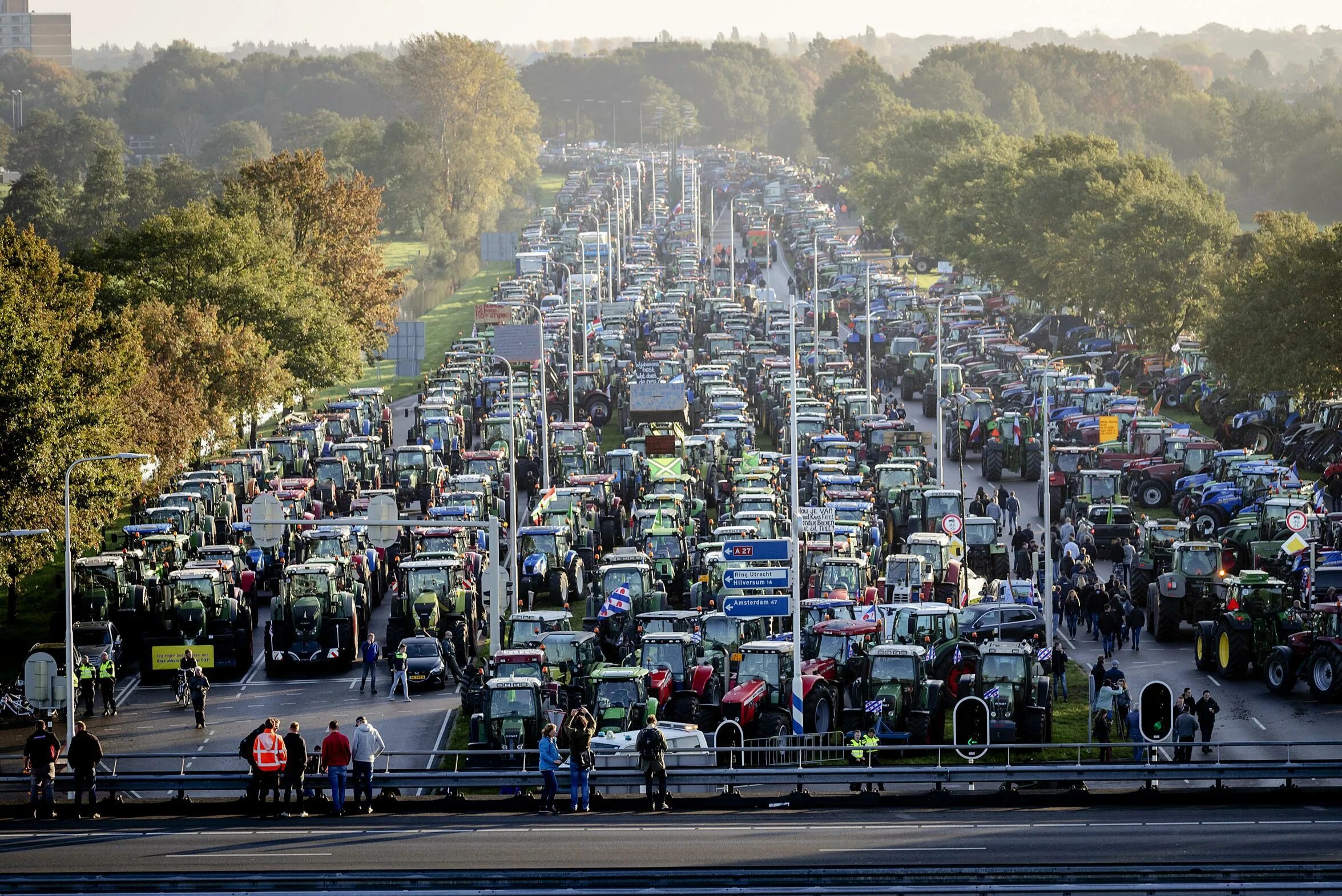 Почему бастует европа. Забастовка фермеров в Голландии. Автомобильная пробка. Голландские фермеры. Протесты фермеров в Нидерландах.