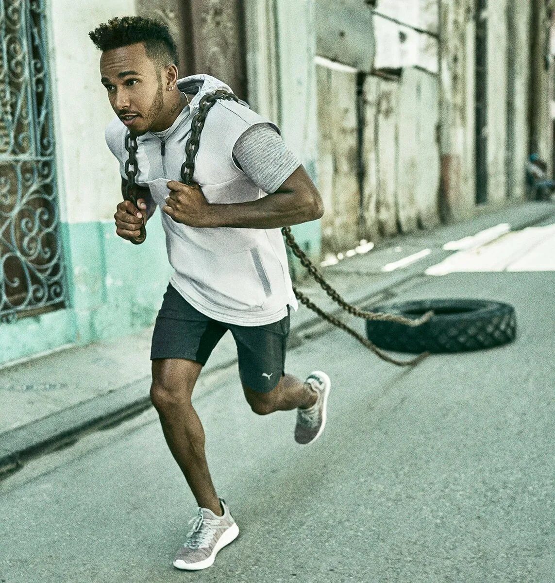 Шорты льюиса. Lewis Hamilton Puma. Льюис Хэмилтон Пума. Льюис Хэмилтон на пробежке. Левайс Хамильтон.