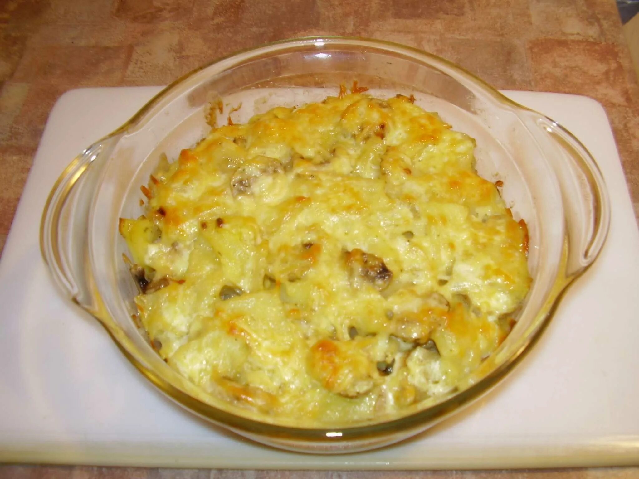 Картошка с грибами и сыром. Запечённая картошка в духовке с грибами и сыром. Картошка с грибамии сыррм в духовке. Картофель в духовке с грибами и сыром