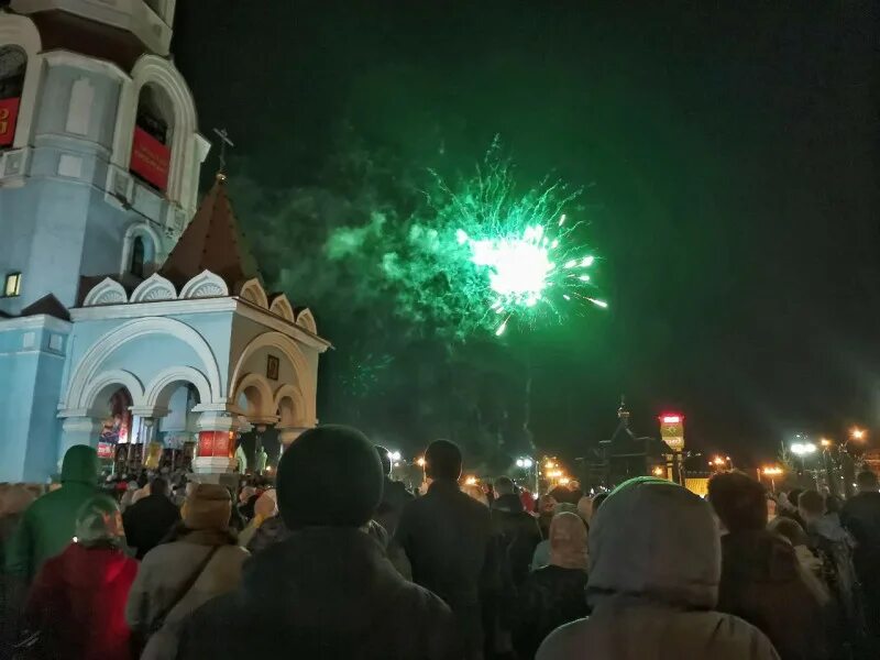 Пасхальная ночь. Храм ночью. Пасхальный фейерверк в Казанском храме Иркутска. Пасха храм ночью.