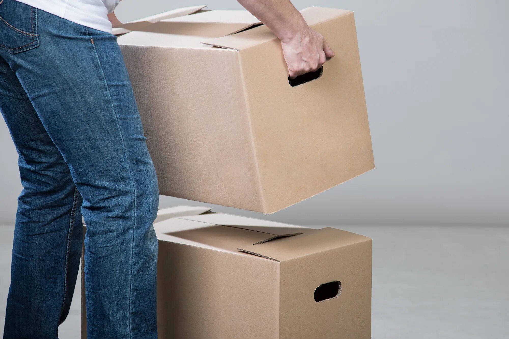 Подъемная коробка. This box is to lift heavy. Guy back pain packing boxes black hair. The activity of lifting heavy objects sports. Carry heavy table.