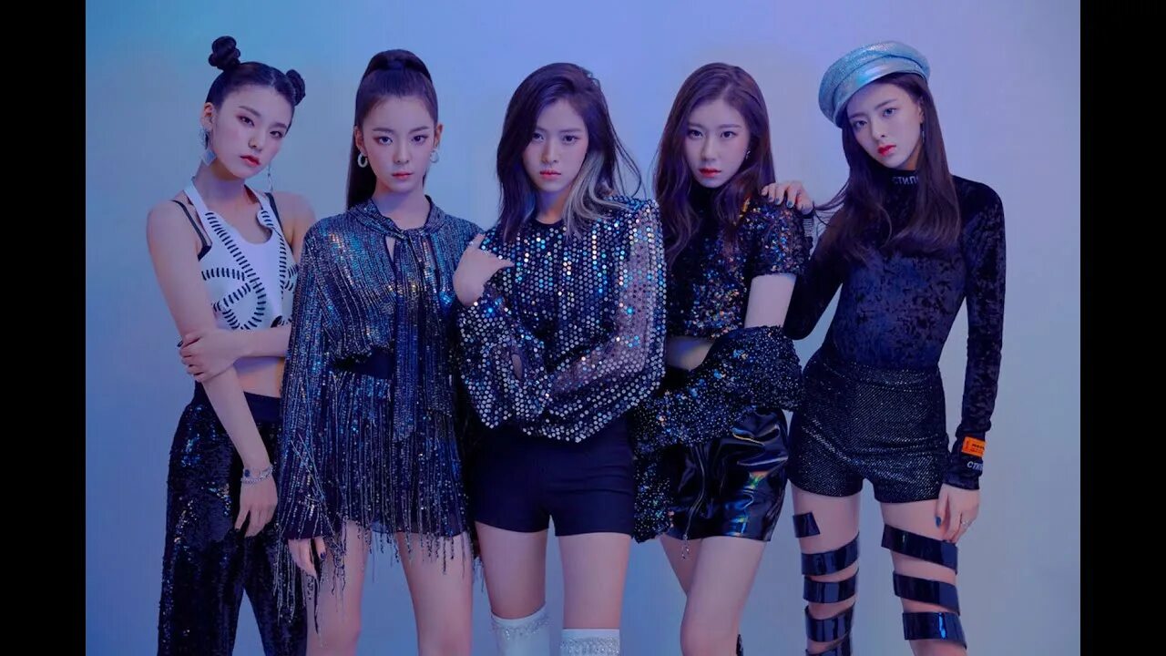 Itzy who. Группа itzy. itzy логотип группы. itzy группа надпись. группа itzy участницы имена.