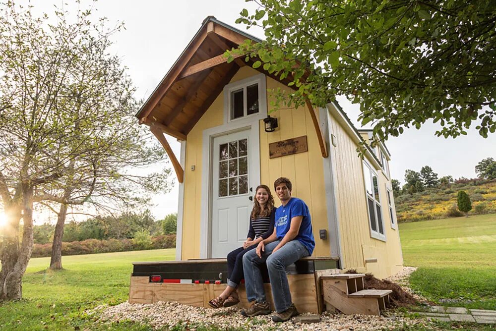 I live in a big house. Тини Хаус США. Тини Хаус треугольник. Tiny House 4x5. Дом tiny House.