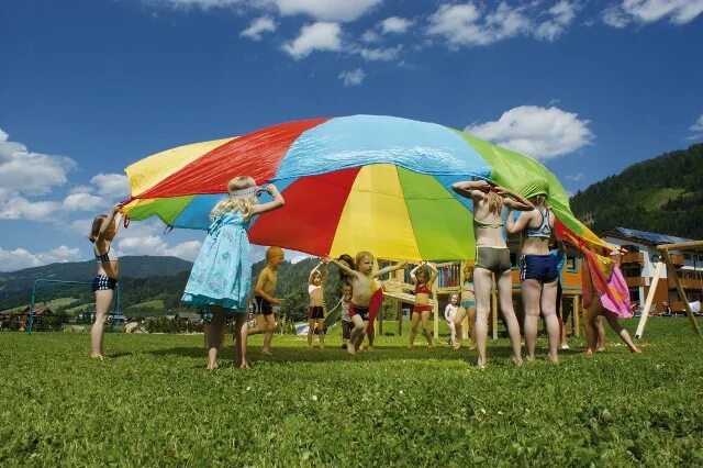 Фотозона на праздник день семьи любви и верности. Мероприятия в детском лагери со семьей. Мероприятия в лагере к году семьи. Семейные лагеря семь футов. День семьи в лагере отчет.