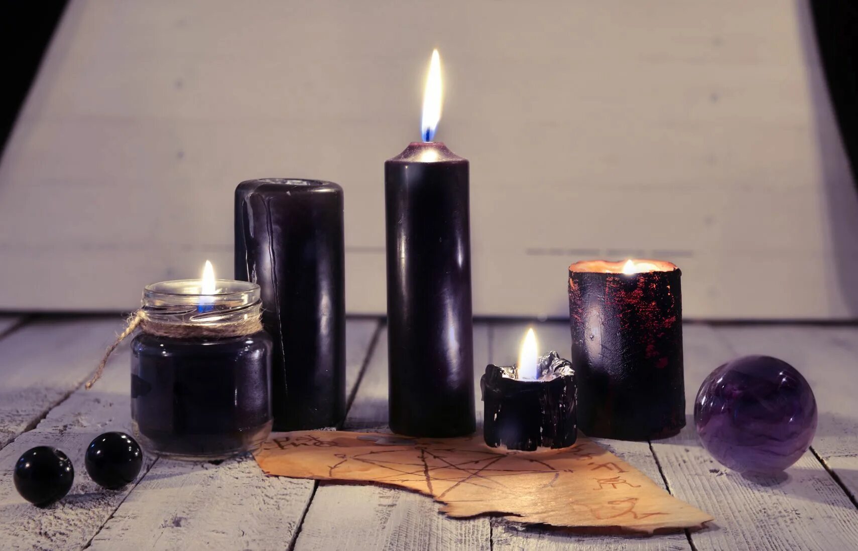 Песня черная свеча. Свеча черная. Черные свечи магия. Свечи Эстетика. Старая свеча.