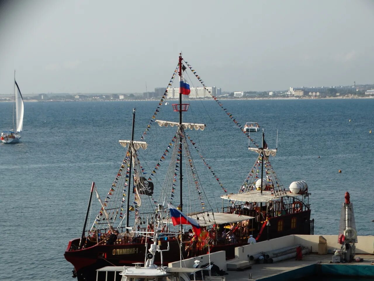 Метеор анапа морские прогулки. Танк купается в море. Акулы в анапе 2022. Подъемник в порту анапе. Анапа набережная 2022.