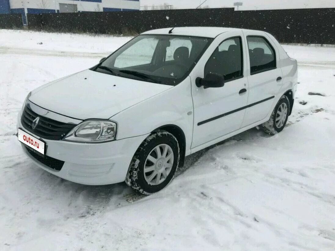 Куплю б у renault logan. Рено Логан белый 2011. Рено Логан 2011 года белый. Рено Логан 1 2011. Renault Logan 2011 1.6.