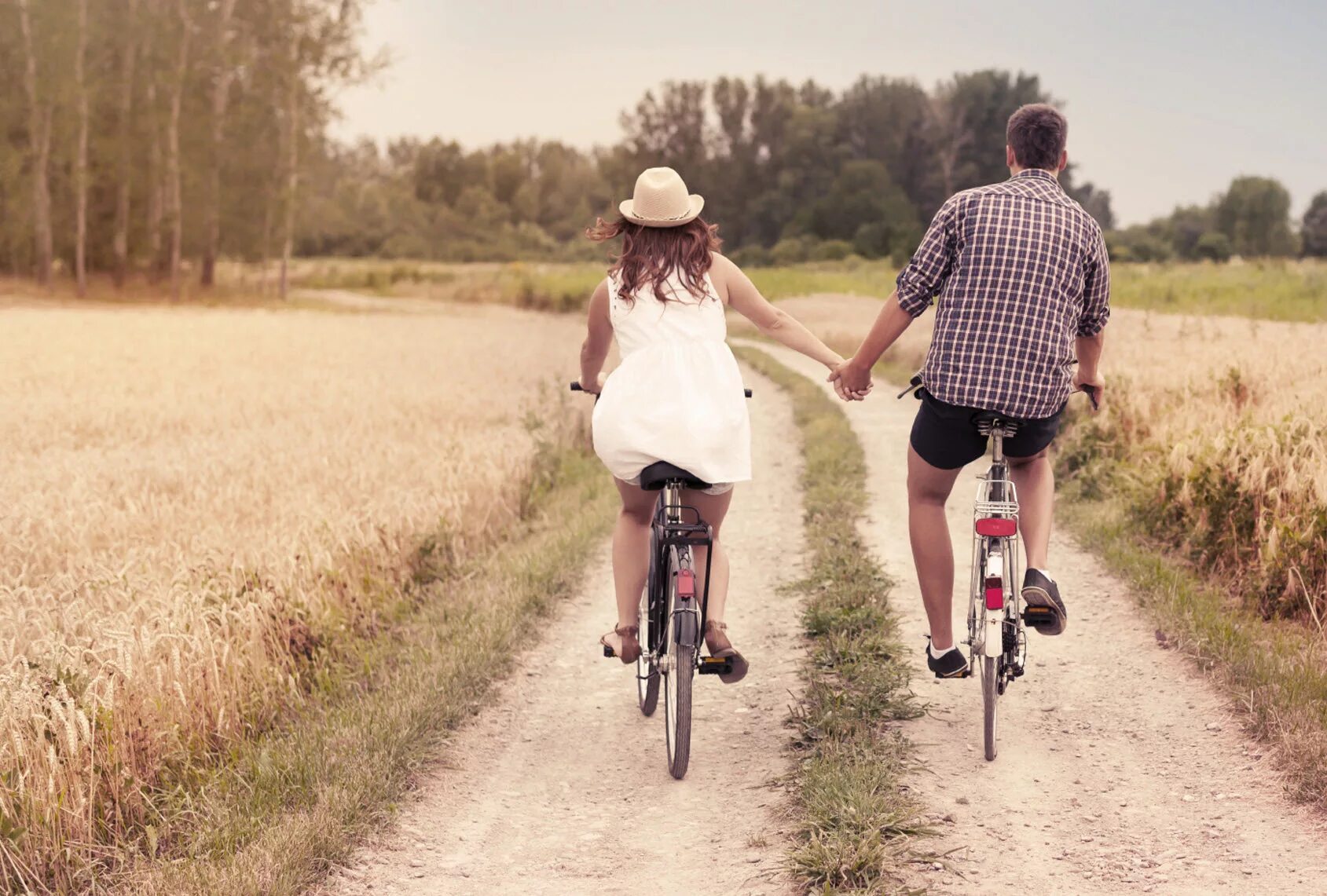 Проводить время с любимым человеком. Прогулка на велосипеде. Парень с девушкой на велосипеде. Велосипед для двоих. Пара катается на велосипедах.