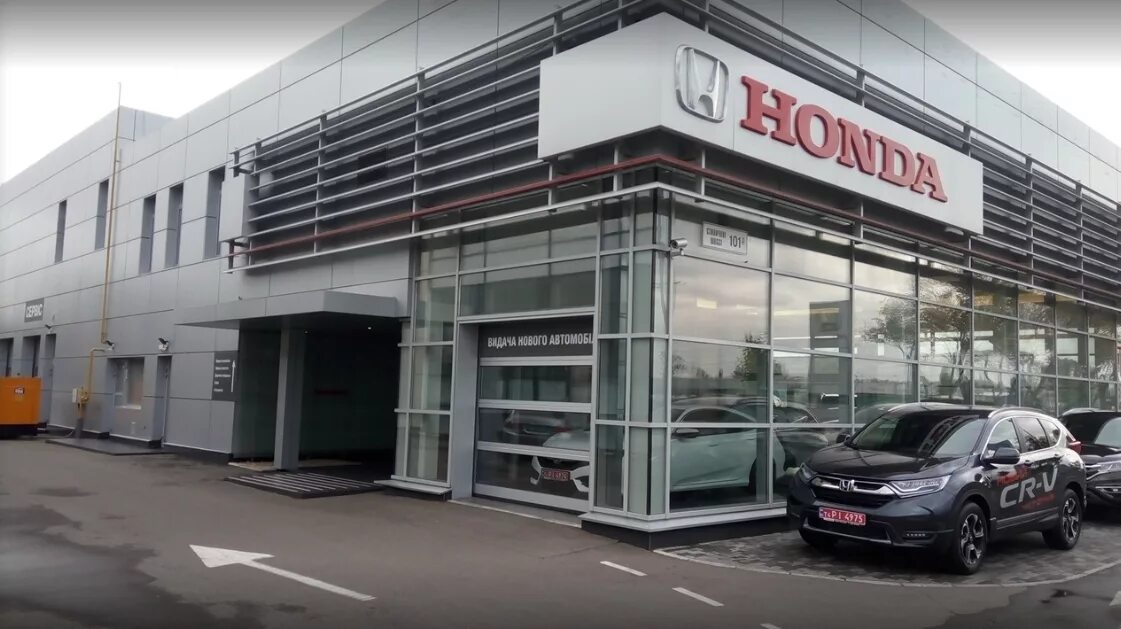 Honda челябинск. Автосалон Honda. Honda дилерский центр. Автосалон Хонда черная грязь. Автосалон Хонда в Уфе.