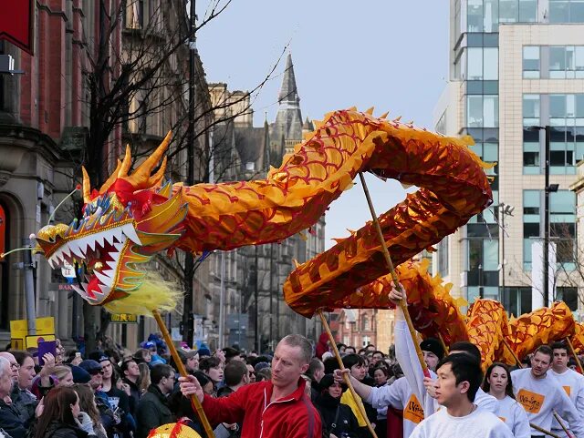 шествие с драконом. карнавал в китае. парад в китае с драконами. парад в китае с драконами. парад драконов.