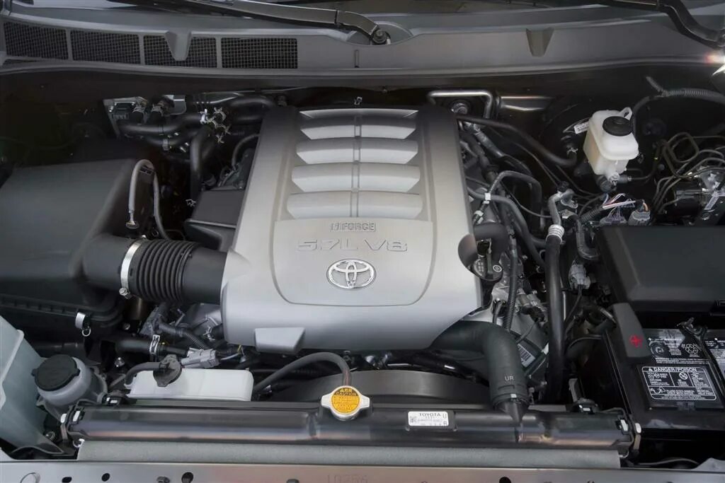 Тундра тойота двигатель 5. Toyota land cruiser моторы. Двигатель v8 toyota land cruiser 200. Toyota land cruiser 300 дизель. Тойота ленд крузер двигатель v8.