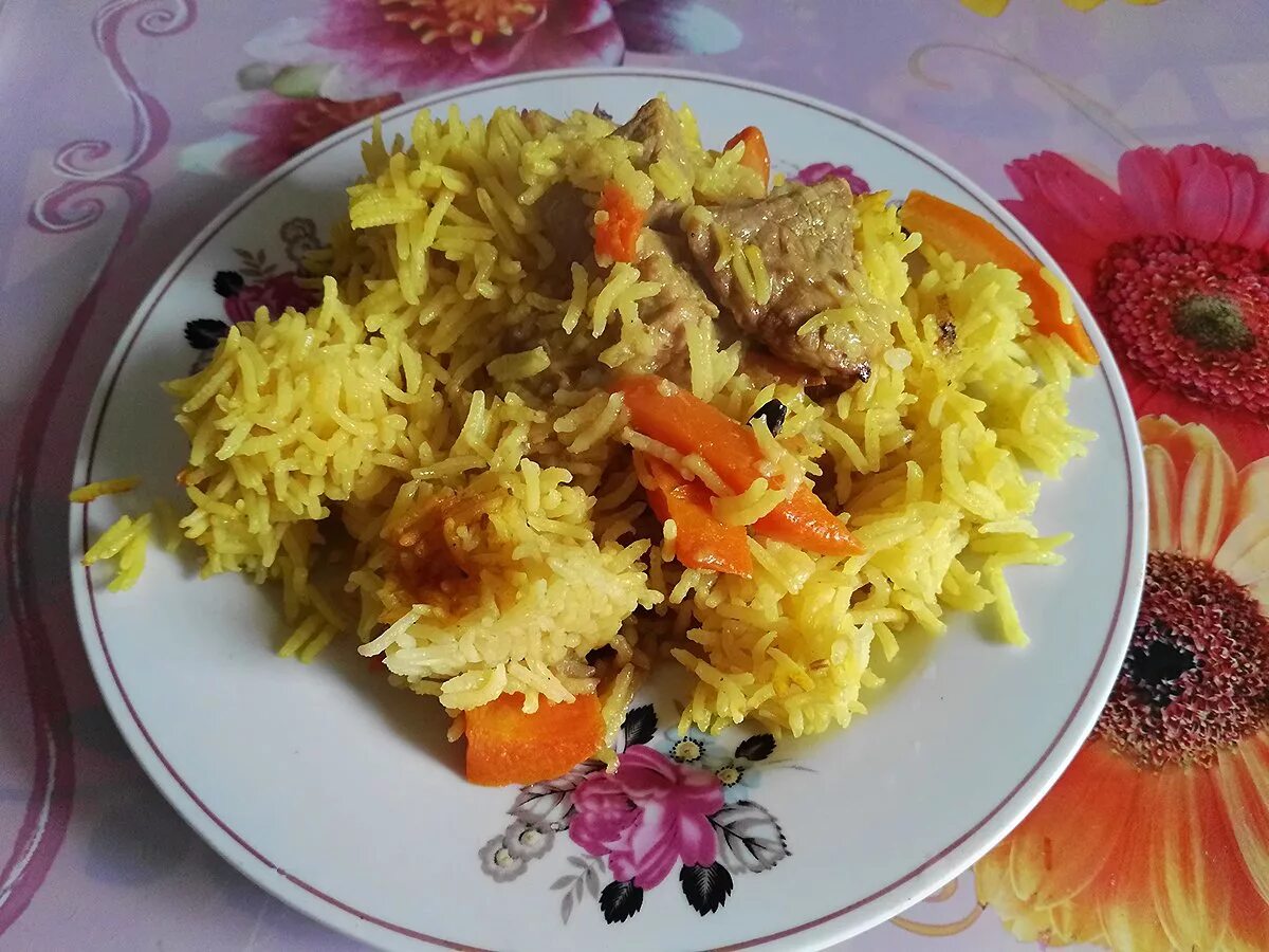 Когда добавлять куркуму в плов. Плов с зарчавой. плов с куркумой. плов с куркумой и курицей. ташкентский плов с куркумой.
