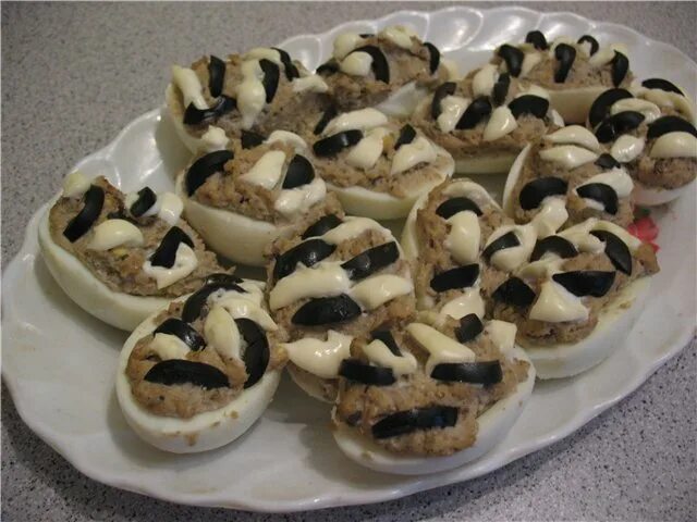 Яйца фаршированные шпротами. Фаршированные яйца со шпротами и красной икрой. Начинка для яиц со шпротами. Яйца фаршированные шпротами. Фаршированные яйца на праздничный со шпротами.