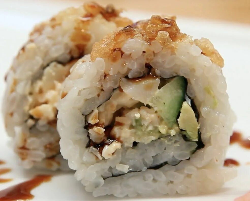 Кранчи ролл. Кранч ролл. Кранч ролл еда. How to make sushi. Spicy crunchy Roll.