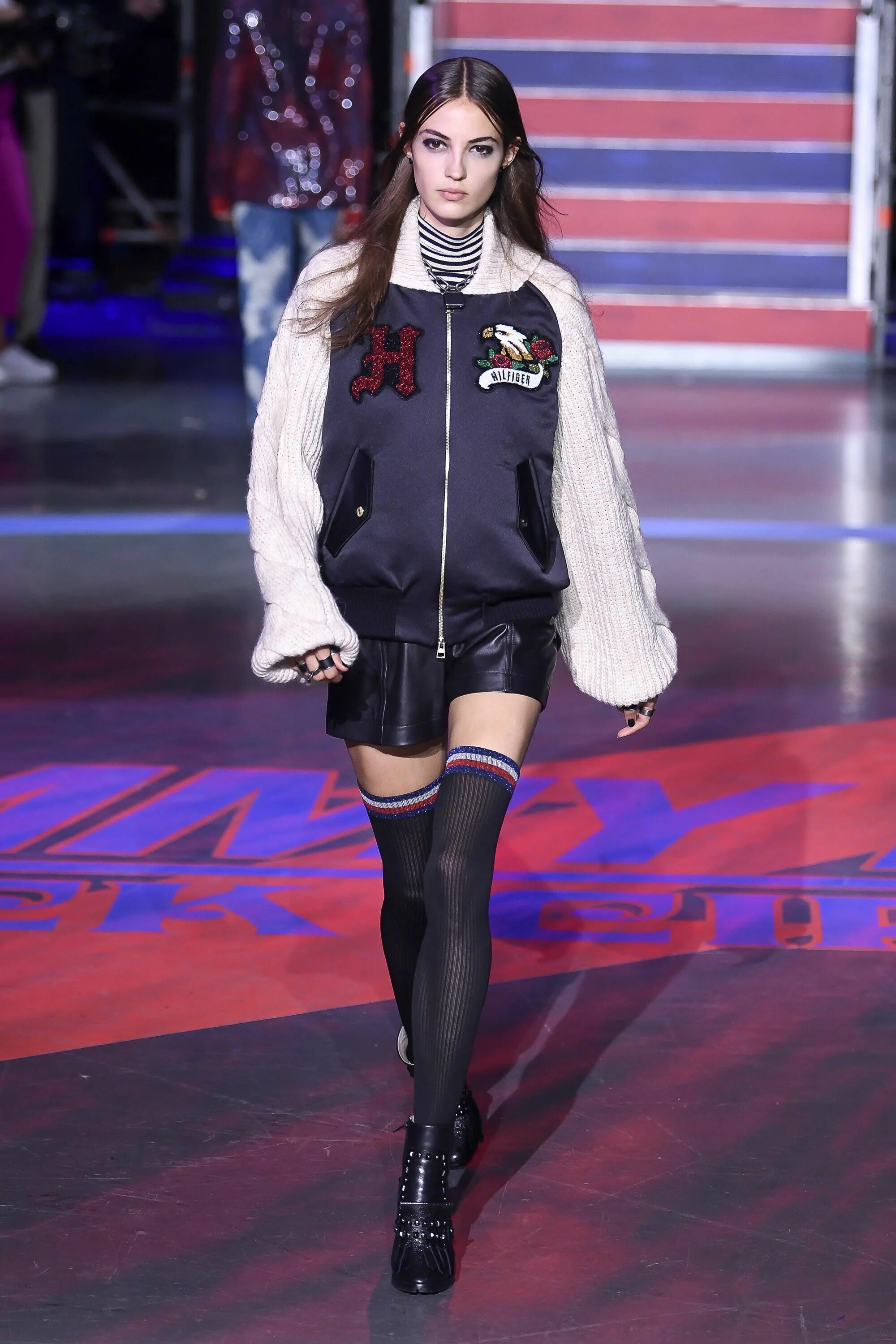 Big fashion show. Tommy Hilfiger x Gigi Hadid бомбер. Модная одежда для подростков. Бомберы на модных показах. Бомбер модный показ.
