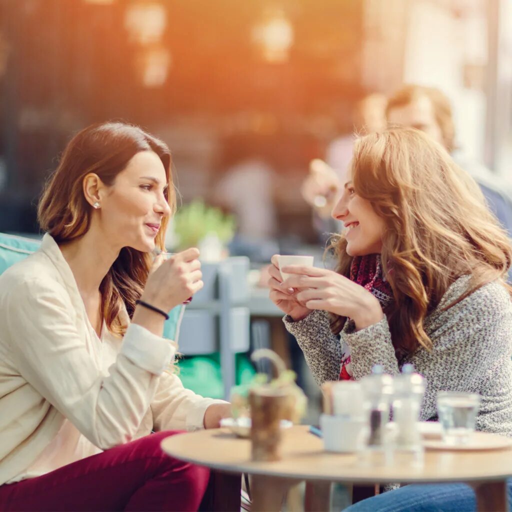 парень с девушкой на скамейке. разговор мужчины и женщины. разговор мужчины и женщины. пара на свидании. женщина флиртует.
