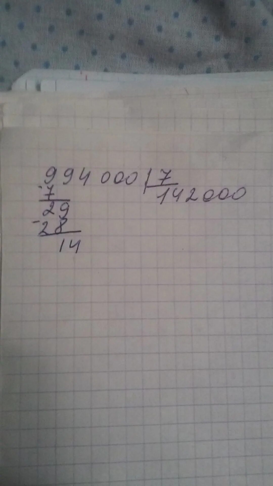994000 разделить на 7 в столбик. 994000 7 В столбик. Деление столбиком 994000:7. Как решить 994000:7 столбиком. Как решить пример 994000:7.