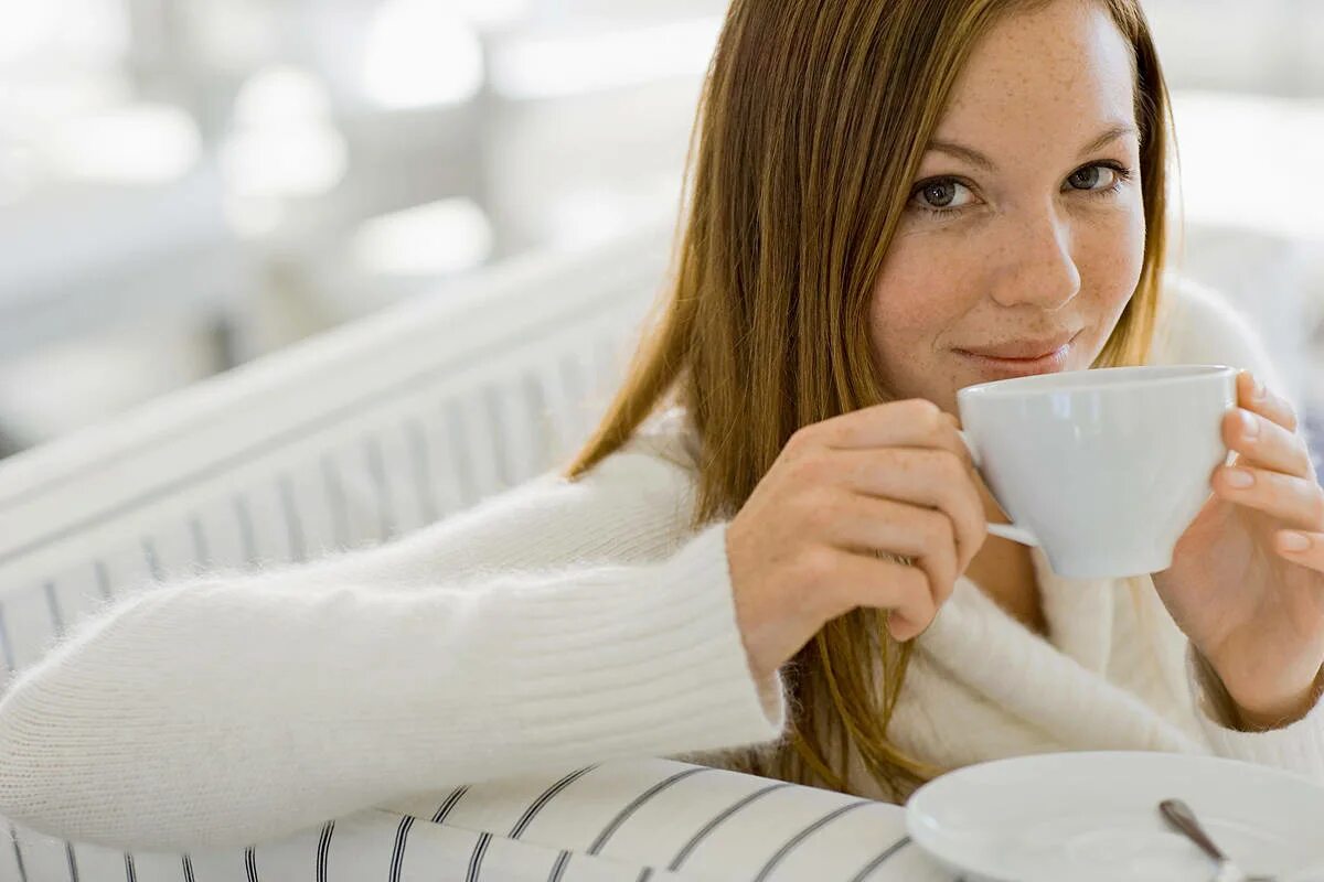 Пьет месячные девушки. Женщина пьет чай. Девушка пьет чай. Девушка с чашкой. Женщина с чашкой чая.