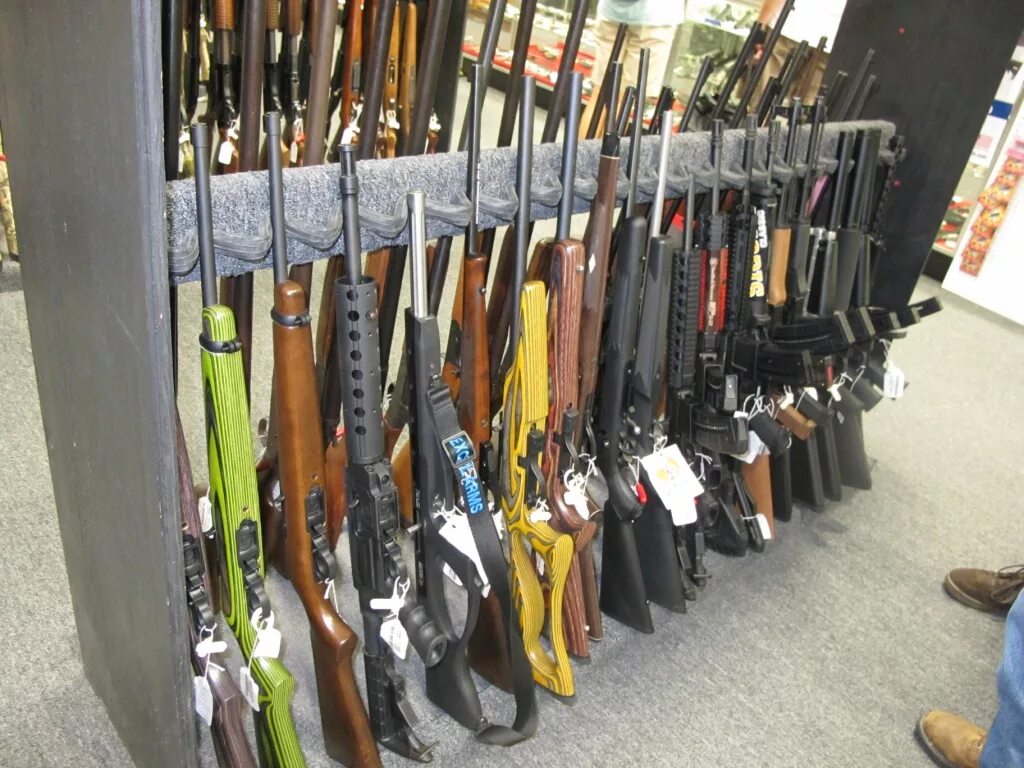 Комиссионные магазины продажи оружия. Оружейный магазин "магазин Фелина ". Охотничий магазин США. Оружейный магазин в США. Оружие в оружейном магазине.