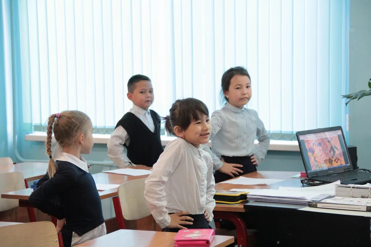 Занятия с детьми мигрантов. Дети мигранты в школе русский язык. Дети мигрантов в московских школах. Школа для мигрантов в Санкт-Петербурге. Обучение детей инофонов