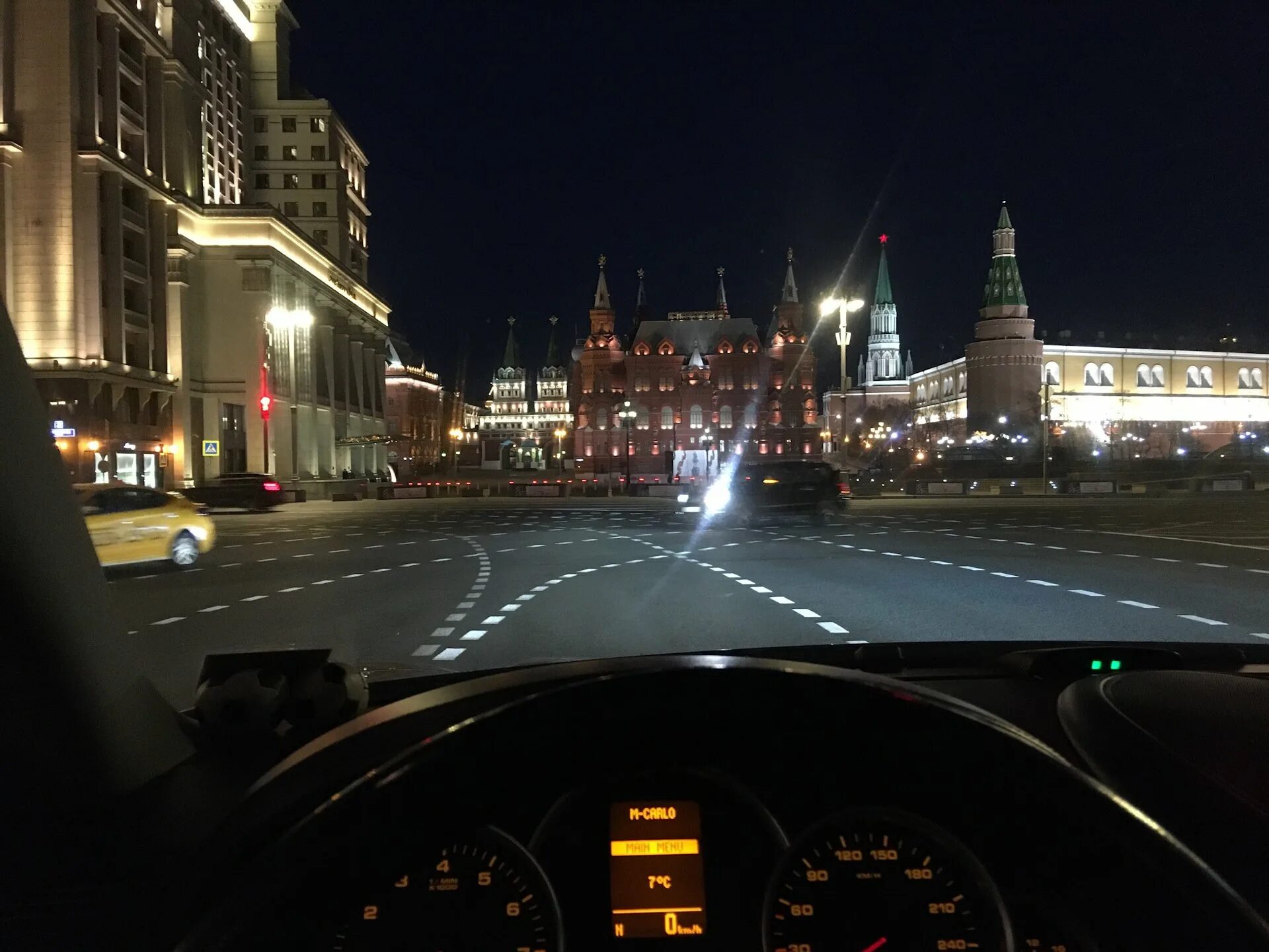 На руле москва. Порше кайен ночью москва. порше кайен за рулем ночью. порше кайен ночной город. вид из машины.