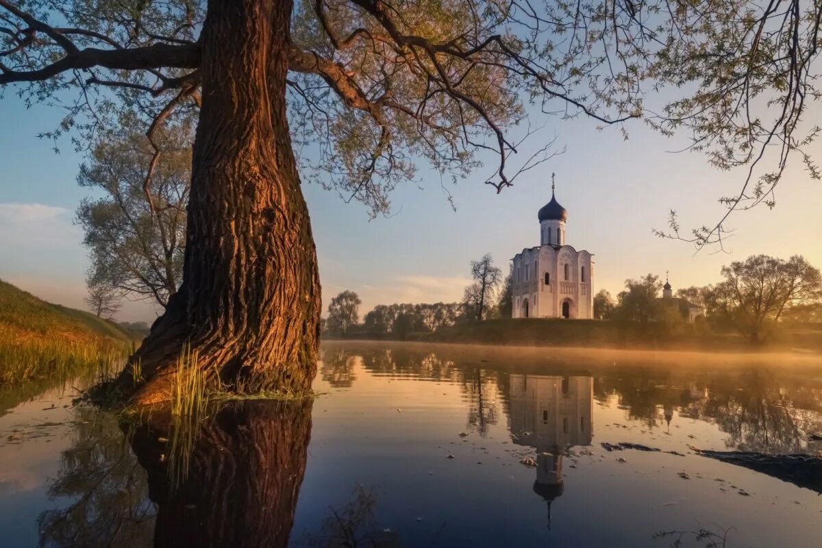 Покров маленькая. Храм покрова на нерли природа. храм покрова на нерли весна. храм на нерли пейзаж. церковь на нерли в ярославской области.