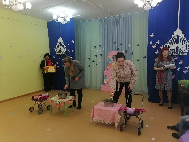 взрослый детсад. детский садик для взрослых. взрослый детсад. взрослый мужчина в детском саду. воспитатель с детьми и родителями.