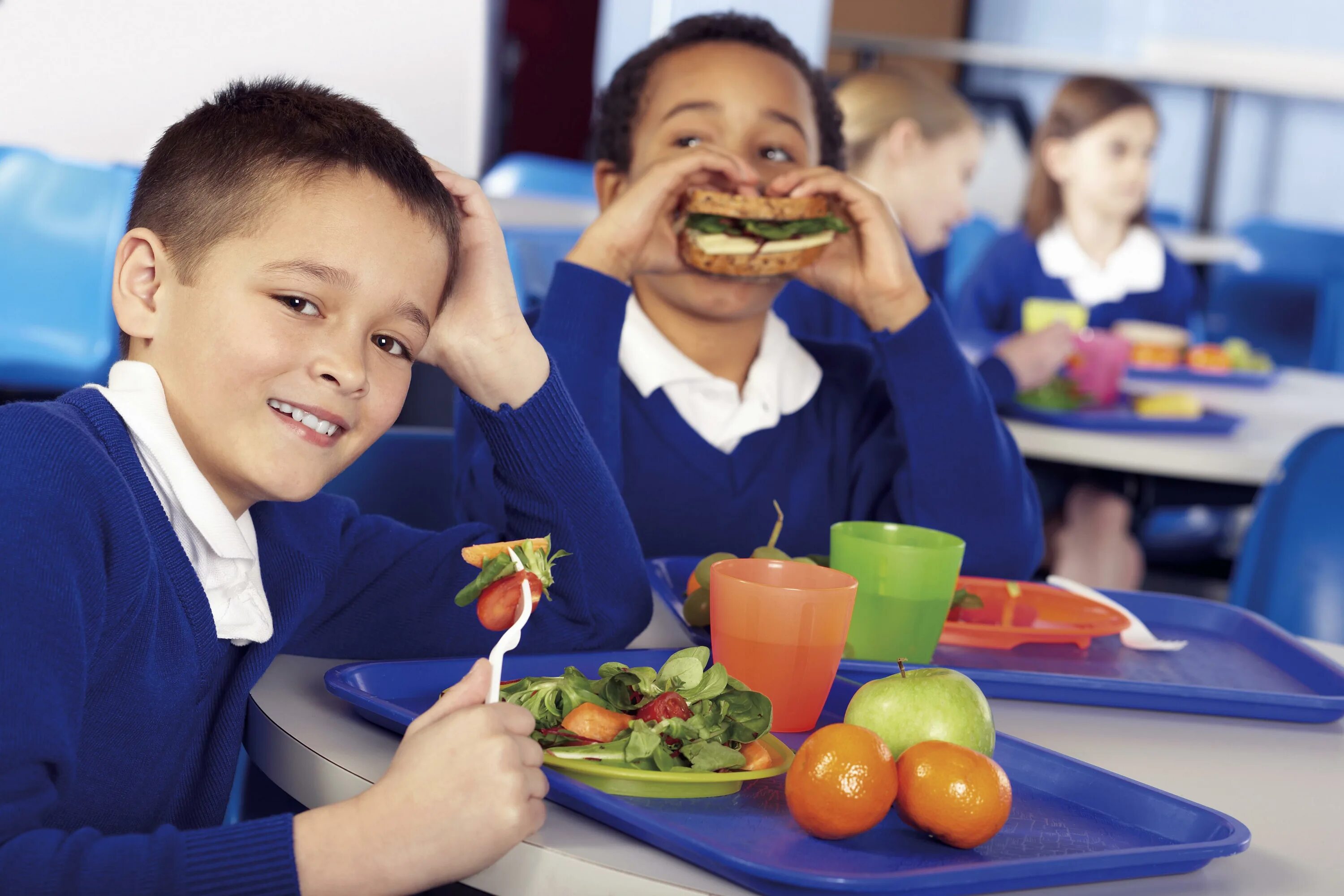Люди едят детей. Еда школьника. Еда для детей. Питание детей в школе. Здоровая еда школьника.