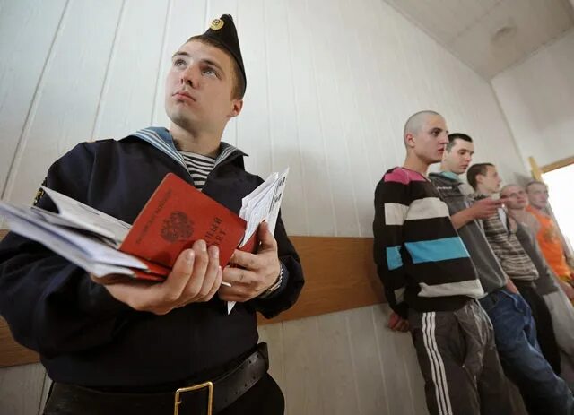 Вручение повесток призывникам