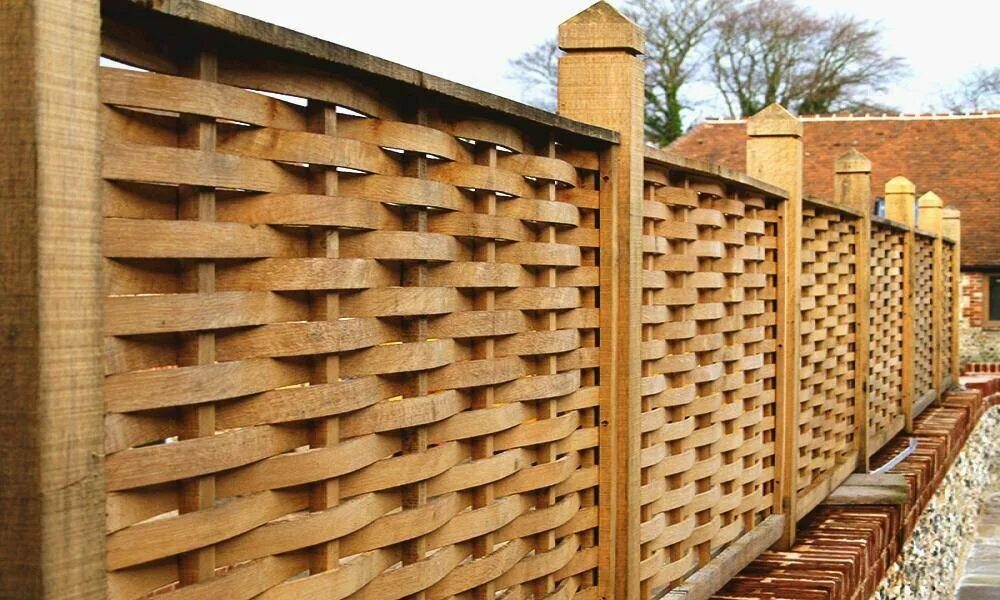 Заборы для дома своими руками фото. Оригинальный деревянный забор. Оригинальный забор из дерева. Деревянные заборы и ограждения. Красивый деревянный забор.
