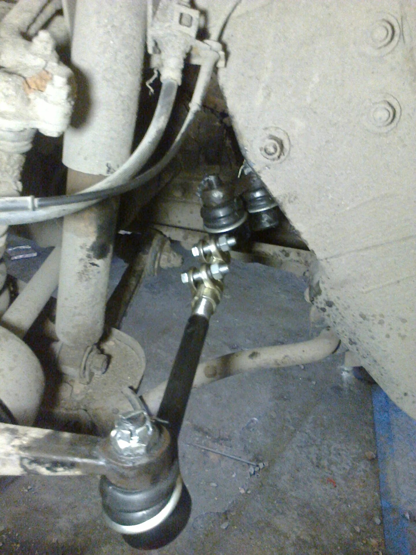 Рулевая тяга нива 21213. Рулевая трапеция нива шевроле. Рулевая тяга нива 21213. Рулевая трапеция нива 2121 на машине. Крепление рулевых тяг нива 2121.