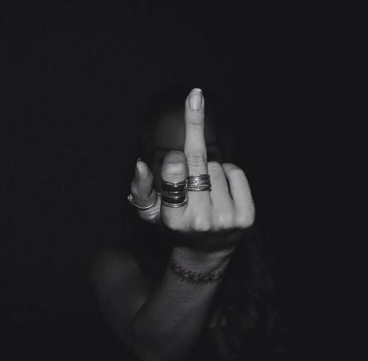 Девушка показывает средний палец. Девушка показывает средний пале. Средний палец девушки. Средний палец девушки. Алина чернуха.