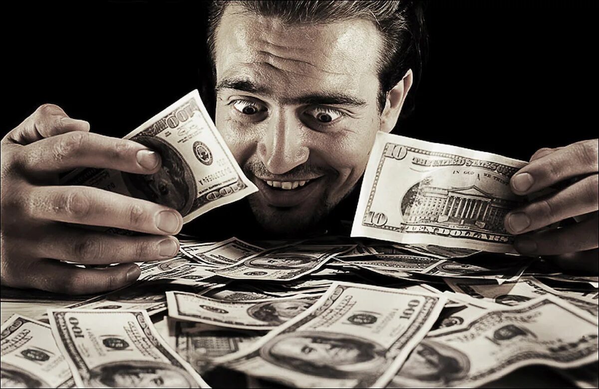 Жадность к деньгам. Алчность фото. Жадность. Алчность эмоции. Жадный человек с деньгами.