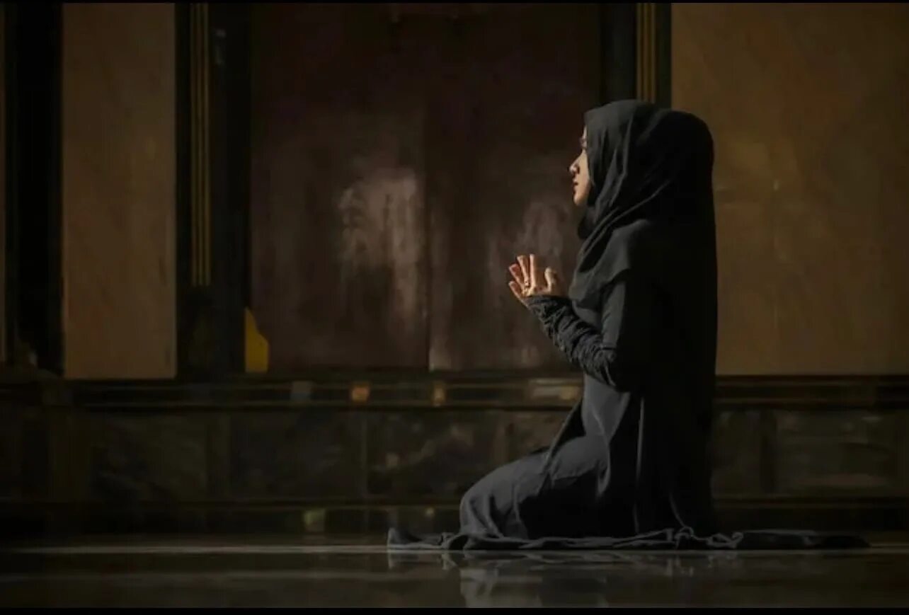 Молитва мусульманских женщин. Мусульманка молится. Женщина молится. Мусульманские женщины молятся. Исламская женщина молится.