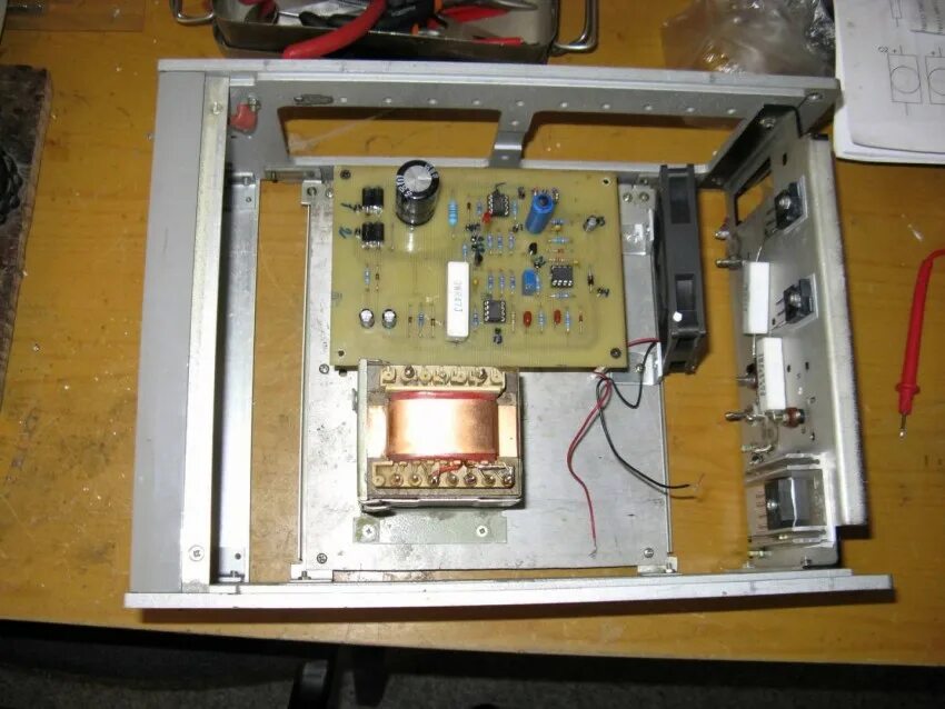 Самодельные лабораторные. Блок питания радиолюбителя. Самодельный блок питания. Лабораторный блок питания. Корпус для лабораторного блока питания.