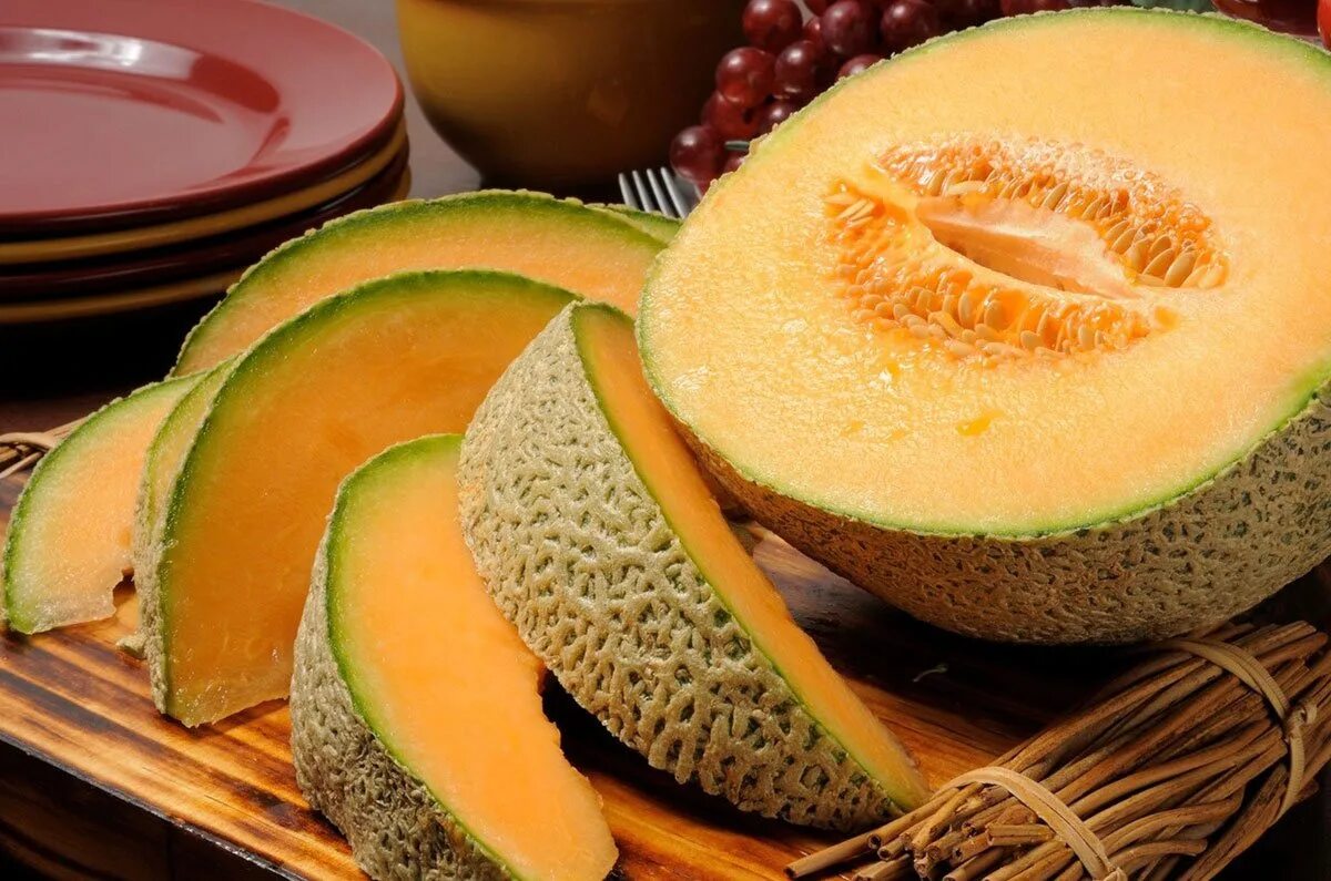 Канталупа мускусная дыня. Дыня дино бразилия. Дыня сезонная. Дыня на белом фоне. Хамийская дыня.