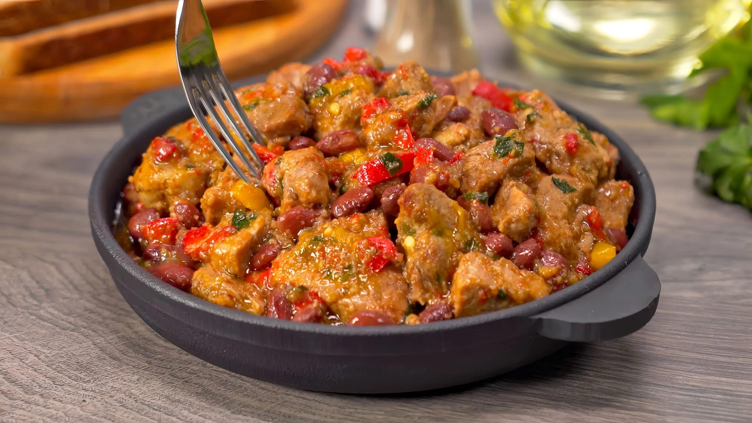 Как приготовить мясо свинины с овощами. Свинина с фасолью. мясо тушеное с овощами. свинина тушеная с овощами. тушеная свинина с фасолью.