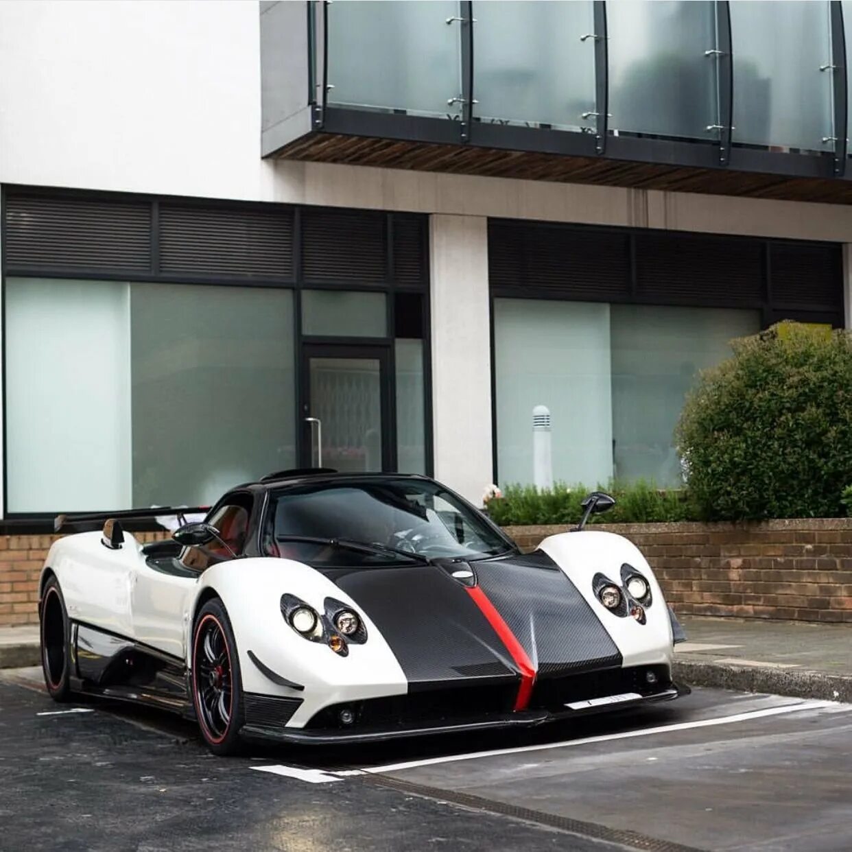 Паганини машина. Pagani Zonda Roadster. Пагани зонда Cinque. Zonda Cinque Roadster. Pagani Zonda r 2020.