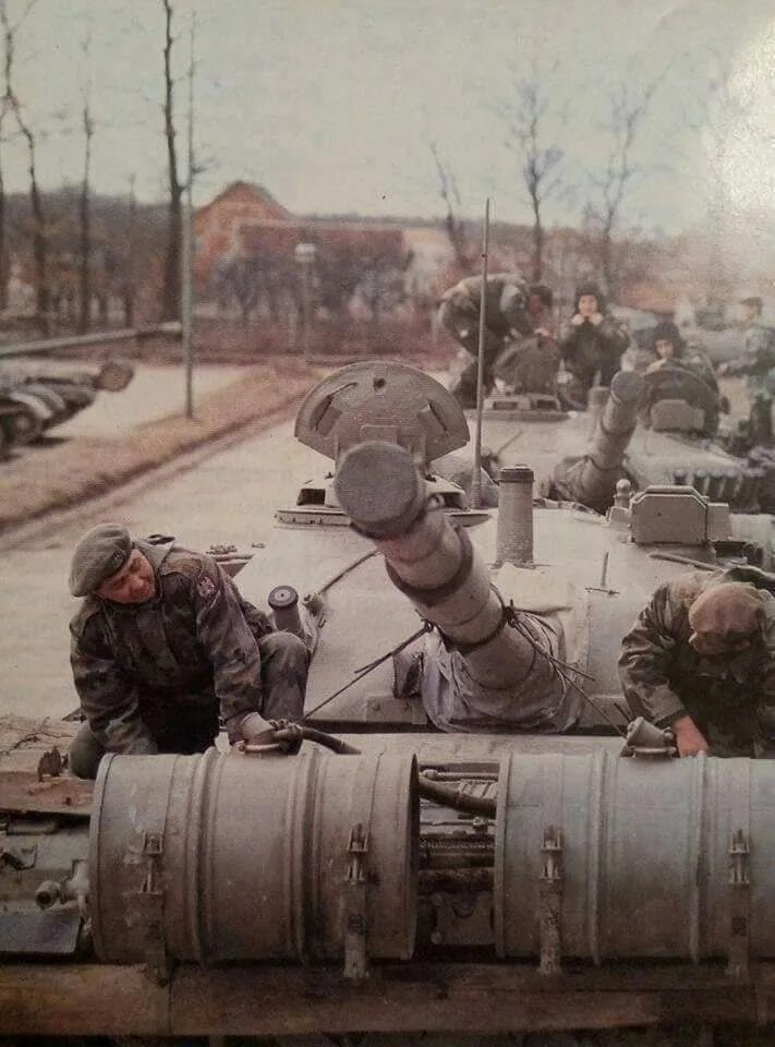 Югославия после второй мировой. Армия Союзной Республики Югославия. Колонна бронетехники. Югославия после 2 мировой войны.